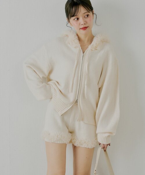 Chico（チコ）の「【セットアップ対応】裾フリルニットショートパンツ（その他パンツ・レディース・チャコールグレー/グレー/アイボリー・FREE）」の2枚目の写真