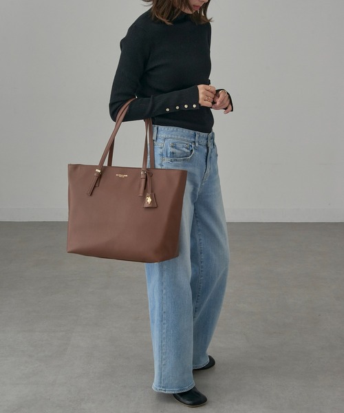 U.S. POLO ASSN.（ユーエスポロアッスン）の「【U.S. POLO ASSN.】≪別注≫ キーリング付 クラシックトートバッグ PC A4サイズ収納可能 ビジネスバッグ 通勤 通学（トートバッグ・レディース・ブラウン/ブラック/グレイッシュベージュ・FREE）」の6枚目の写真