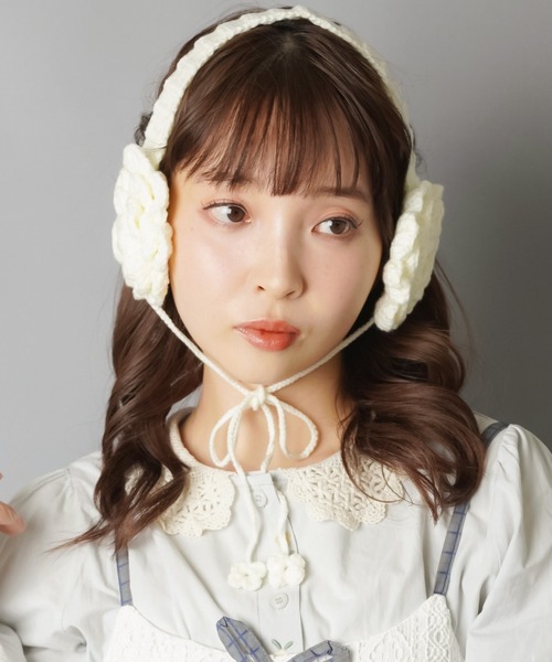 SPINNS(スピンズ)の「ニットイヤーマフ/イヤマフ/耳当て/フラワー/NEO森ガール(イヤーマフ・レディース・ボルドー/アイボリー・ONESIZE)」の4枚目の写真