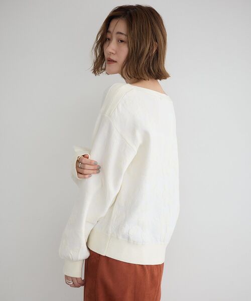 YECCA VECCA（イェッカヴェッカ）の「フラワー柄ふくれジャガードニット（ニット/セーター・レディース・アイボリー/チャコールグレー/ラベンダー・FREE）」の8枚目の写真