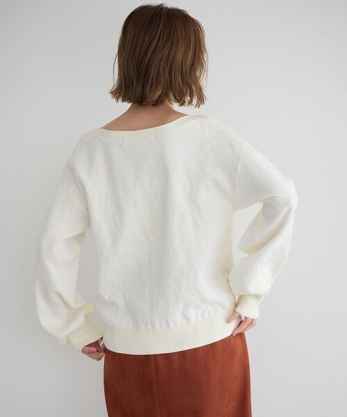 YECCA VECCA（イェッカヴェッカ）の「フラワー柄ふくれジャガードニット（ニット/セーター・レディース・アイボリー/チャコールグレー/ラベンダー・FREE）」の9枚目の写真