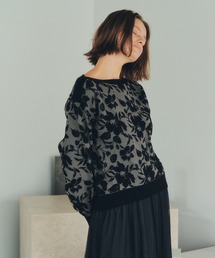 フラワー柄ふくれジャガードニット