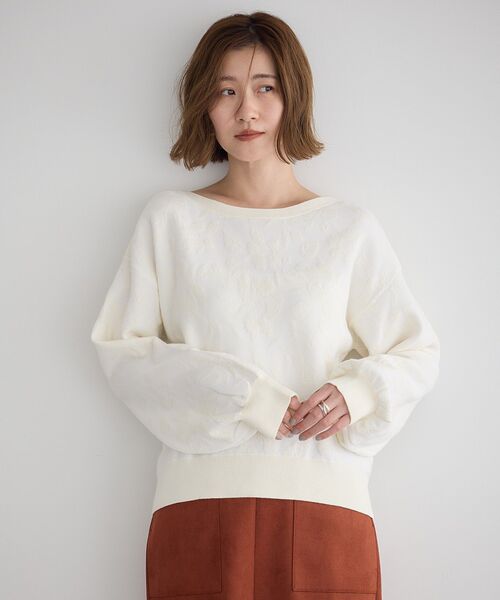 YECCA VECCA（イェッカヴェッカ）の「フラワー柄ふくれジャガードニット（ニット/セーター・レディース・アイボリー/チャコールグレー/ラベンダー・FREE）」の2枚目の写真