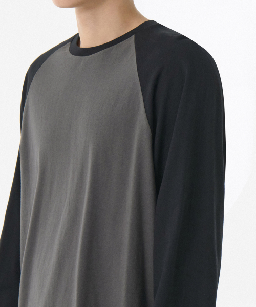 MUSINSA STANDARD（ムシンサスタンダード）の「リラックスドリップカフスラグラン長袖Tシャツ[ガンメタル/ブラック]（Tシャツ/カットソー・メンズ・その他・XX-LARGE/X-LARGE/MEDIUM/LARGE/SMALL/XXX-LARGE）」の2枚目の写真