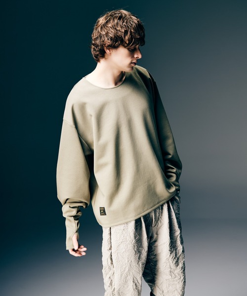 glamb(グラム)の「Wide Sleeves Smooth Cutsew / ワイドスリーブスムースカットソー(Tシャツ/カットソー・メンズ・ベージュ/ブラック/ブルー・S/M/L)」の4枚目の写真