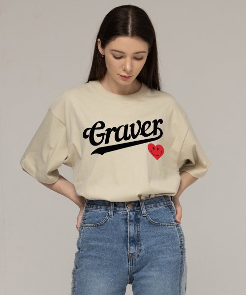 GRAVER（グレーバー）の「[UNISEX]ベースボールのロゴハートスマイル半袖_サンドベージュ（Tシャツ/カットソー・レディース・ベージュ・MEDIUM/LARGE/X-LARGE/SMALL）」の2枚目の写真
