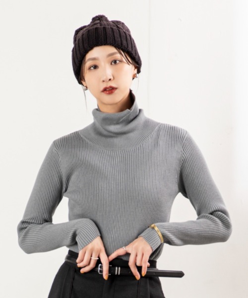 MILLION CARATS（ミリオンカラッツ）の「【快適温度で過ごす、品よくシンプルな調温タートルニット】体温に寄り添い、暑いときはひんやり・寒いときはあたたか。オーミケンシの“97.6F”素材が叶える快適さで、一日中ストレスフリーに。 リブの程よいフィット感とすっきり見える縦ラインが、シンプルながらも女性らしさを引き立てる万能タートル。オンにもオフにも品よく馴染む大人の一枚。（ニット/セーター・レディース・グレー/ブラック/イエロー/マルチ・FREE）」の2枚目の写真