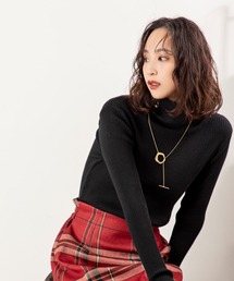 MILLION CARATS | 【快適温度で過ごす、品よくシンプルな調温タートルニット】体温に寄り添い、暑いときはひんやり・寒いときはあたたか。オーミケンシの“97.6F”素材が叶える快適さで、一日中ストレスフリーに。 リブの程よいフィット感とすっきり見える縦ラインが、シンプルながらも女性らしさを引き立てる万能タートル。オンにもオフにも品よく馴染む大人の一枚。(ニット/セーター)