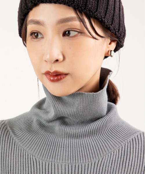 MILLION CARATS（ミリオンカラッツ）の「【快適温度で過ごす、品よくシンプルな調温タートルニット】体温に寄り添い、暑いときはひんやり・寒いときはあたたか。オーミケンシの“97.6F”素材が叶える快適さで、一日中ストレスフリーに。 リブの程よいフィット感とすっきり見える縦ラインが、シンプルながらも女性らしさを引き立てる万能タートル。オンにもオフにも品よく馴染む大人の一枚。（ニット/セーター・レディース・グレー/ブラック/イエロー/マルチ・FREE）」の22枚目の写真