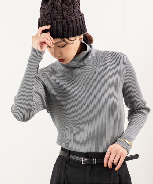 MILLION CARATS（ミリオンカラッツ）の「【快適温度で過ごす、品よくシンプルな調温タートルニット】体温に寄り添い、暑いときはひんやり・寒いときはあたたか。オーミケンシの“97.6F”素材が叶える快適さで、一日中ストレスフリーに。 リブの程よいフィット感とすっきり見える縦ラインが、シンプルながらも女性らしさを引き立てる万能タートル。オンにもオフにも品よく馴染む大人の一枚。（ニット/セーター・レディース・グレー/ブラック/イエロー/マルチ・FREE）」の14枚目の写真