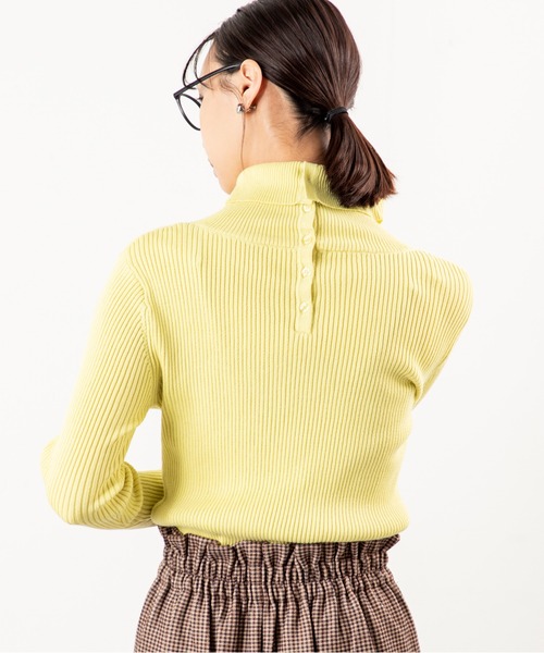 MILLION CARATS（ミリオンカラッツ）の「【快適温度で過ごす、品よくシンプルな調温タートルニット】体温に寄り添い、暑いときはひんやり・寒いときはあたたか。オーミケンシの“97.6F”素材が叶える快適さで、一日中ストレスフリーに。 リブの程よいフィット感とすっきり見える縦ラインが、シンプルながらも女性らしさを引き立てる万能タートル。オンにもオフにも品よく馴染む大人の一枚。（ニット/セーター・レディース・グレー/ブラック/イエロー/マルチ・FREE）」の16枚目の写真