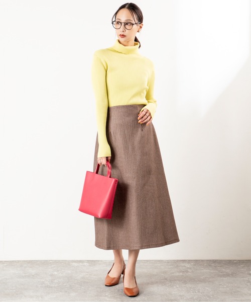 MILLION CARATS（ミリオンカラッツ）の「【快適温度で過ごす、品よくシンプルな調温タートルニット】体温に寄り添い、暑いときはひんやり・寒いときはあたたか。オーミケンシの“97.6F”素材が叶える快適さで、一日中ストレスフリーに。 リブの程よいフィット感とすっきり見える縦ラインが、シンプルながらも女性らしさを引き立てる万能タートル。オンにもオフにも品よく馴染む大人の一枚。（ニット/セーター・レディース・グレー/ブラック/イエロー/マルチ・FREE）」の17枚目の写真