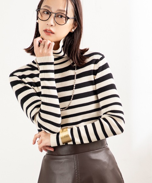 MILLION CARATS（ミリオンカラッツ）の「【快適温度で過ごす、品よくシンプルな調温タートルニット】体温に寄り添い、暑いときはひんやり・寒いときはあたたか。オーミケンシの“97.6F”素材が叶える快適さで、一日中ストレスフリーに。 リブの程よいフィット感とすっきり見える縦ラインが、シンプルながらも女性らしさを引き立てる万能タートル。オンにもオフにも品よく馴染む大人の一枚。（ニット/セーター・レディース・グレー/ブラック/イエロー/マルチ・FREE）」の7枚目の写真