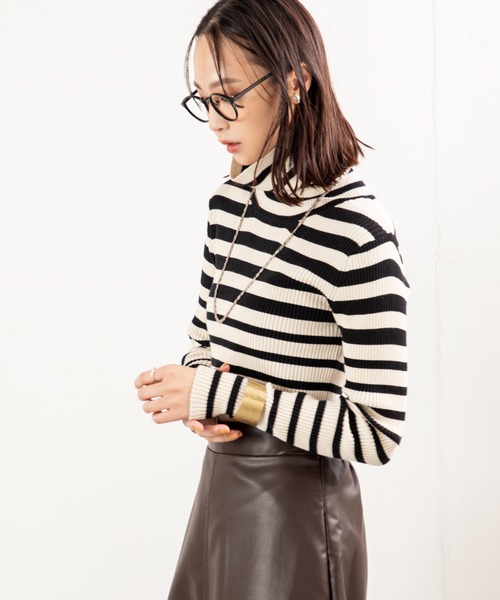 MILLION CARATS（ミリオンカラッツ）の「【快適温度で過ごす、品よくシンプルな調温タートルニット】体温に寄り添い、暑いときはひんやり・寒いときはあたたか。オーミケンシの“97.6F”素材が叶える快適さで、一日中ストレスフリーに。 リブの程よいフィット感とすっきり見える縦ラインが、シンプルながらも女性らしさを引き立てる万能タートル。オンにもオフにも品よく馴染む大人の一枚。（ニット/セーター・レディース・グレー/ブラック/イエロー/マルチ・FREE）」の8枚目の写真