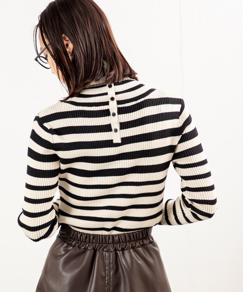 MILLION CARATS（ミリオンカラッツ）の「【快適温度で過ごす、品よくシンプルな調温タートルニット】体温に寄り添い、暑いときはひんやり・寒いときはあたたか。オーミケンシの“97.6F”素材が叶える快適さで、一日中ストレスフリーに。 リブの程よいフィット感とすっきり見える縦ラインが、シンプルながらも女性らしさを引き立てる万能タートル。オンにもオフにも品よく馴染む大人の一枚。（ニット/セーター・レディース・グレー/ブラック/イエロー/マルチ・FREE）」の9枚目の写真