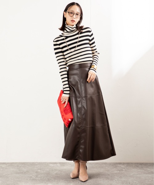 MILLION CARATS（ミリオンカラッツ）の「【快適温度で過ごす、品よくシンプルな調温タートルニット】体温に寄り添い、暑いときはひんやり・寒いときはあたたか。オーミケンシの“97.6F”素材が叶える快適さで、一日中ストレスフリーに。 リブの程よいフィット感とすっきり見える縦ラインが、シンプルながらも女性らしさを引き立てる万能タートル。オンにもオフにも品よく馴染む大人の一枚。（ニット/セーター・レディース・グレー/ブラック/イエロー/マルチ・FREE）」の11枚目の写真