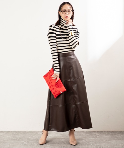 MILLION CARATS（ミリオンカラッツ）の「【快適温度で過ごす、品よくシンプルな調温タートルニット】体温に寄り添い、暑いときはひんやり・寒いときはあたたか。オーミケンシの“97.6F”素材が叶える快適さで、一日中ストレスフリーに。 リブの程よいフィット感とすっきり見える縦ラインが、シンプルながらも女性らしさを引き立てる万能タートル。オンにもオフにも品よく馴染む大人の一枚。（ニット/セーター・レディース・グレー/ブラック/イエロー/マルチ・FREE）」の5枚目の写真