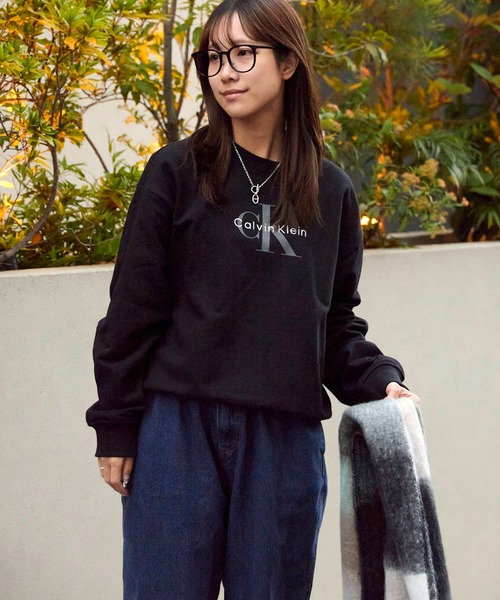 Calvin Klein（カルバン・クライン）の「Calvin Klein/カルバンクライン LS MONOLOGO FRENCH TERRY RLXD CREW モノグラムロゴ クルーネックスウェット（スウェット・レディース・ブラック・S/M/L）」の2枚目の写真