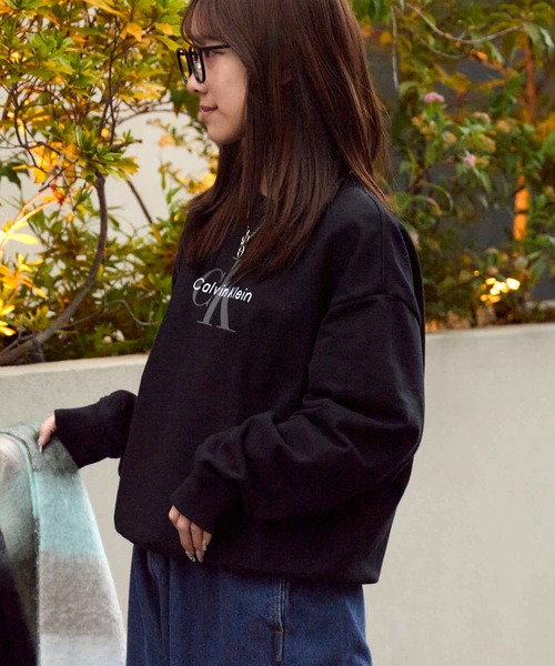 Calvin Klein（カルバン・クライン）の「Calvin Klein/カルバンクライン LS MONOLOGO FRENCH TERRY RLXD CREW モノグラムロゴ クルーネックスウェット（スウェット・レディース・ブラック・S/M/L）」の3枚目の写真