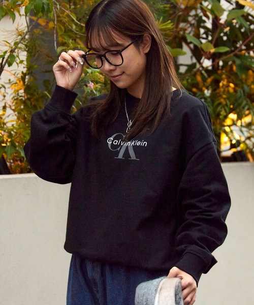Calvin Klein（カルバン・クライン）の「Calvin Klein/カルバンクライン LS MONOLOGO FRENCH TERRY RLXD CREW モノグラムロゴ クルーネックスウェット（スウェット・レディース・ブラック・S/M/L）」の17枚目の写真