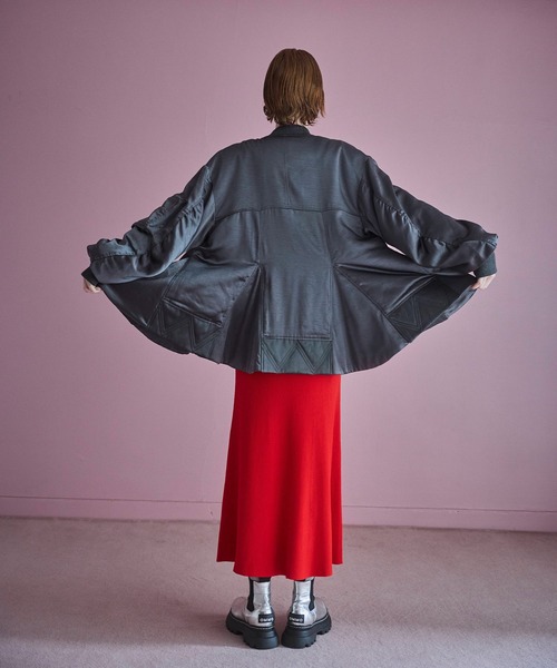 OMMO(オーエムエムオー)の「TRIANGLE PANEL SATIN BZ(ブルゾン・レディース・グレー/カーキ/ベージュ・F)」の8枚目の写真