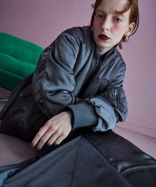 OMMO(オーエムエムオー)の「TRIANGLE PANEL SATIN BZ(ブルゾン・レディース・グレー/カーキ/ベージュ・F)」の12枚目の写真