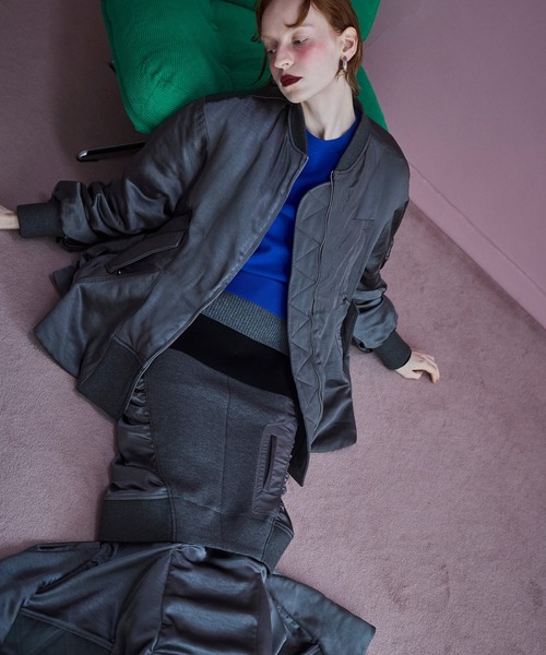 OMMO(オーエムエムオー)の「TRIANGLE PANEL SATIN BZ(ブルゾン・レディース・グレー/カーキ/ベージュ・F)」の11枚目の写真