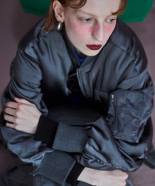 OMMO(オーエムエムオー)の「TRIANGLE PANEL SATIN BZ(ブルゾン・レディース・グレー/カーキ/ベージュ・F)」の13枚目の写真