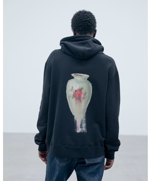 uniform experiment（ユニフォームエクスペリメント）の「MICHAEL CHERNO: VASE HOODIE（パーカー・メンズ・ブラック・4/3/2/1/5）」の2枚目の写真