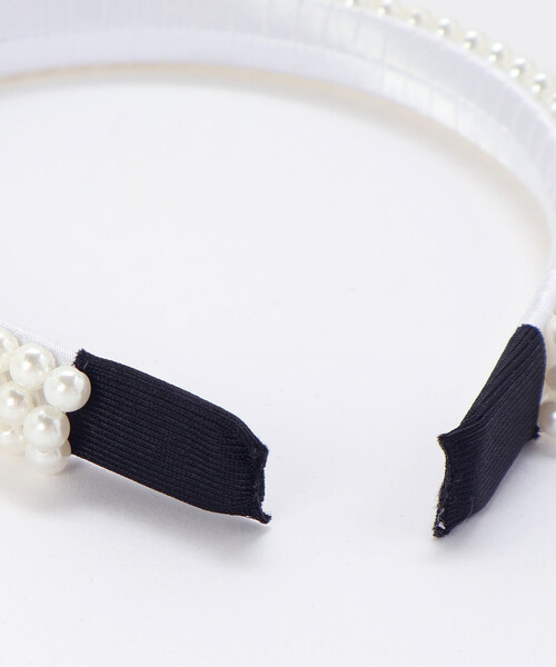 BeBe Petits Pois Vert（ベベプチポワヴェール）の「【店舗限定】3連パールカチューシャ（カチューシャ・キッズ・ホワイト・FREE）」の5枚目の写真