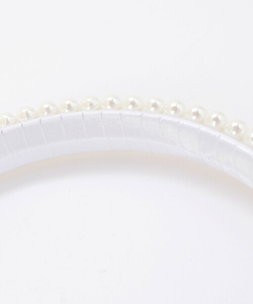 BeBe Petits Pois Vert（ベベプチポワヴェール）の「【店舗限定】3連パールカチューシャ（カチューシャ・キッズ・ホワイト・FREE）」の6枚目の写真