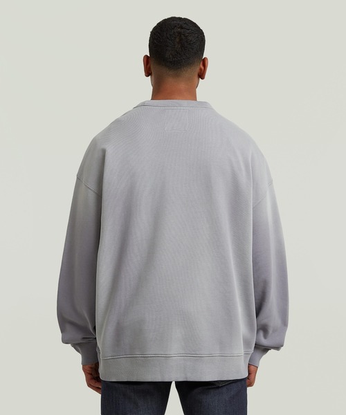 G-STAR（ジースター）の「Sunfaded Applique Loose Sweater/ヴィンテージライクサンフェード加工オーバーサイズアップリケロゴスウェット/トレーナー（スウェット・メンズ・グレー系その他/ダークブラック・MEDIUM/SMALL/X-SMALL/X-LARGE/LARGE）」の3枚目の写真