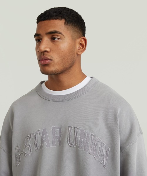 G-STAR（ジースター）の「Sunfaded Applique Loose Sweater/ヴィンテージライクサンフェード加工オーバーサイズアップリケロゴスウェット/トレーナー（スウェット・メンズ・グレー系その他/ダークブラック・MEDIUM/SMALL/X-SMALL/X-LARGE/LARGE）」の4枚目の写真