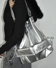 スタッズ」に該当するレディースのショルダーバッグ（シルバー/銀色系