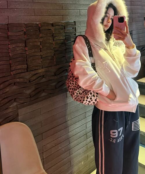 PRENDA（プレンダ）の「TWO STAR HOOD ZIP-UP WHITE（パーカー・レディース・その他・FREE）」の3枚目の写真