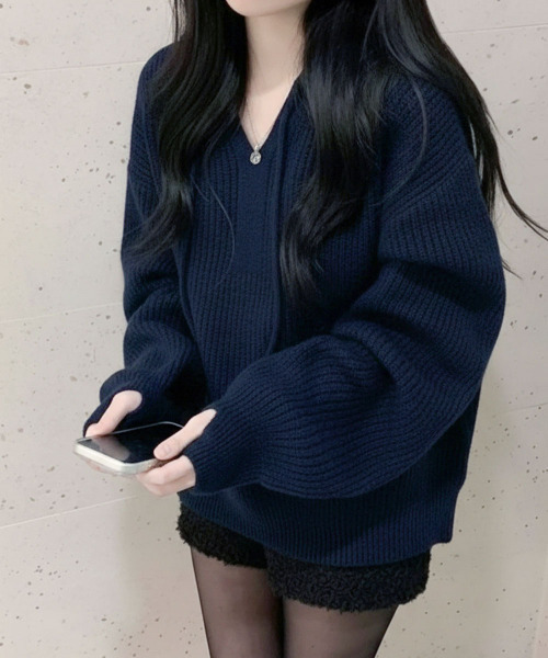 VIVID LADY(ビビッドレディー)の「Vネック フィンガーホール付き ニットパーカー(ニット/セーター・レディース・ネイビー/ブラウン/ワイン/アイボリー・FREE)」の9枚目の写真