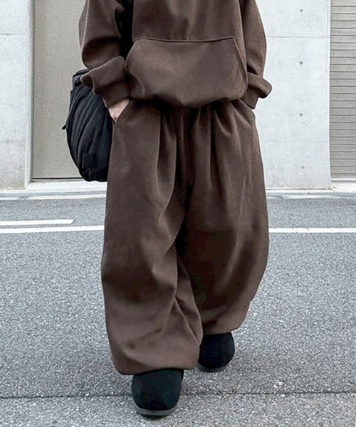 YACA（ヤーカ）の「Corduroy Jogger Pants/コーデュロイジョガーパンツ【unisex item】（スウェットパンツ・レディース・ブラック/ブラウン・FREE）」の2枚目の写真