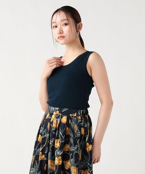 BEAMS HEART（ビームスハート）の「メタルチャーム ニットタンク（タンクトップ・レディース・ブラック/オフホワイト/ネイビー/ブラウン・FREE）」の4枚目の写真