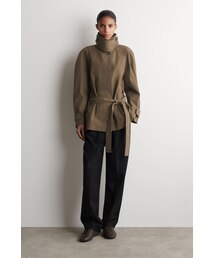 COS（コス）の「ベルト付き コットン ショートトレンチジャケット（ダウンジャケット/コート）」