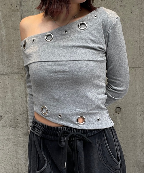 ROGER AND RAW(ロジャーアンドロウ)の「アイレットデザインワンショルダートップス(Tシャツ/カットソー・レディース・グレー/ブラック/ホワイト・FREE)」の2枚目の写真