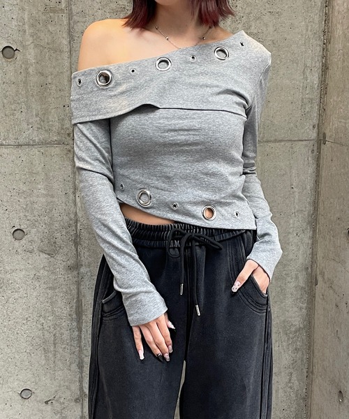 ROGER AND RAW(ロジャーアンドロウ)の「アイレットデザインワンショルダートップス(Tシャツ/カットソー・レディース・グレー/ブラック/ホワイト・FREE)」の6枚目の写真