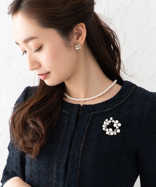 Cream dot.(クリームドット)の「パールの艶めきが清楚な雰囲気のラウンドモチーフブローチ(ブローチ/コサージュ・レディース・シルバー/ゴールド・ONE SIZE)」の5枚目の写真