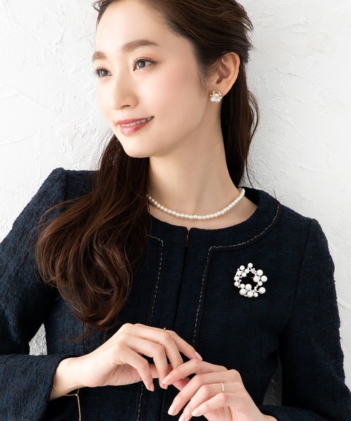 Cream dot.(クリームドット)の「パールの艶めきが清楚な雰囲気のラウンドモチーフブローチ(ブローチ/コサージュ・レディース・シルバー/ゴールド・ONE SIZE)」の6枚目の写真