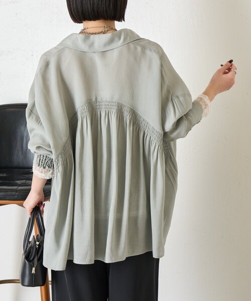 Jena espace merveilleux（ジェナ　エスパスメルヴェイユ）の「【WEB限定カラー/リバイバル】バックシャーリングシャツ（シャツ/ブラウス・レディース・チャコールグレー/パープル/グレー/オフホワイト/イエロー・FREE）」の4枚目の写真