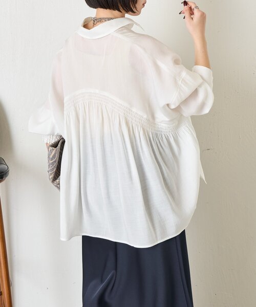 Jena espace merveilleux（ジェナ　エスパスメルヴェイユ）の「【WEB限定カラー/リバイバル】バックシャーリングシャツ（シャツ/ブラウス・レディース・チャコールグレー/パープル/グレー/オフホワイト/イエロー・FREE）」の2枚目の写真