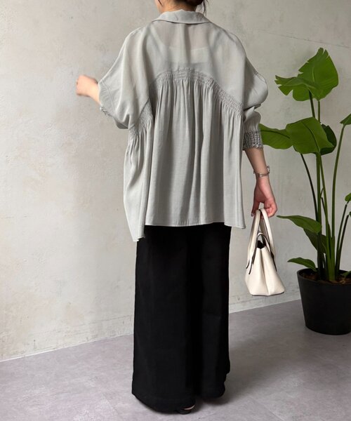 Jena espace merveilleux(ジェナ エスパスメルヴェイユ)の「【ドライタッチ/通気性◎】バックシャーリングシャツ(シャツ/ブラウス・レディース・チャコールグレー/パープル/グレー/オフホワイト/イエロー・FREE)」の20枚目の写真