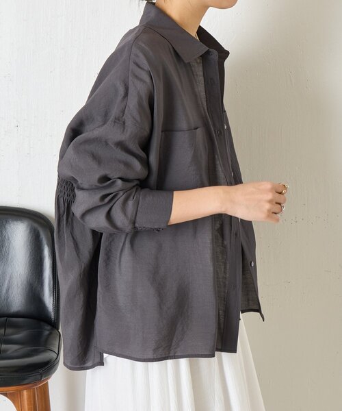 Jena espace merveilleux（ジェナ　エスパスメルヴェイユ）の「【WEB限定カラー/リバイバル】バックシャーリングシャツ（シャツ/ブラウス・レディース・チャコールグレー/パープル/グレー/オフホワイト/イエロー・FREE）」の7枚目の写真