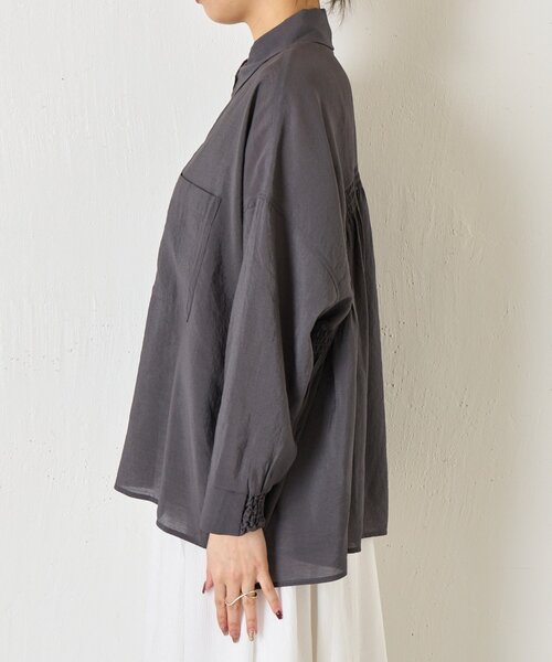 Jena espace merveilleux（ジェナ　エスパスメルヴェイユ）の「【WEB限定カラー/リバイバル】バックシャーリングシャツ（シャツ/ブラウス・レディース・チャコールグレー/パープル/グレー/オフホワイト/イエロー・FREE）」の9枚目の写真