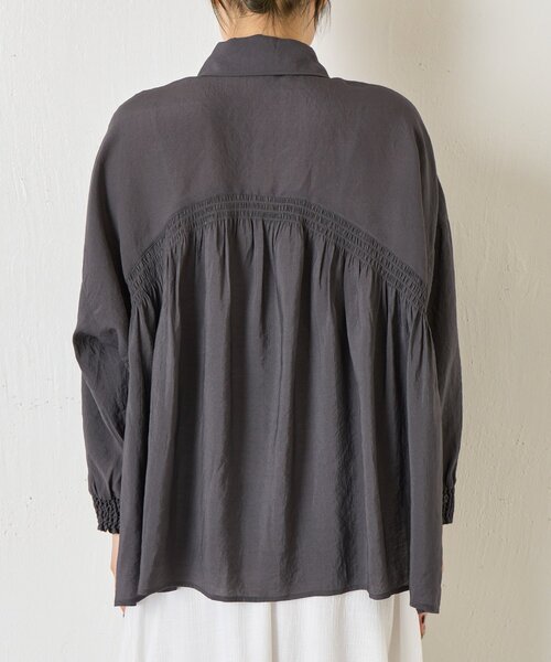 Jena espace merveilleux（ジェナ　エスパスメルヴェイユ）の「【WEB限定カラー/リバイバル】バックシャーリングシャツ（シャツ/ブラウス・レディース・チャコールグレー/パープル/グレー/オフホワイト/イエロー・FREE）」の10枚目の写真