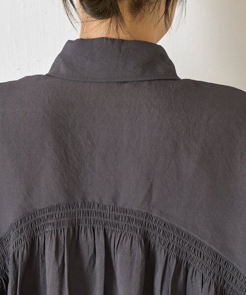 Jena espace merveilleux（ジェナ　エスパスメルヴェイユ）の「【WEB限定カラー/リバイバル】バックシャーリングシャツ（シャツ/ブラウス・レディース・チャコールグレー/パープル/グレー/オフホワイト/イエロー・FREE）」の12枚目の写真